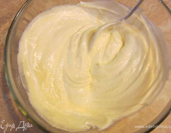 Взбейте сливки до острых пик. Добавьте в крем апельсины.