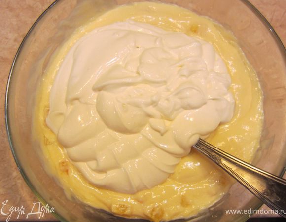 Аккуратно смешайте взбитые сливки с уже остывшим заварным кремом. Не забудьте, что крем должен быть готовым к концу приготовления коржей.