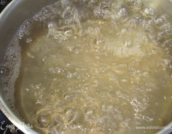 --- Теперь готовим сироп для пропитки коржей ---
Смешиваем воду и сахар по рецепту.
Ставим на средний огонь и доводим до кипения, постоянно наблюдая за сиропом и перемешивая сахар, чтобы он растворился. Как закипит - прибавляем огонь и кипятим пару минут, постоянно помешивая. Выключаем огонь и даем немного остыть. Добавляем апельсиновый сок и спиртной напиток.