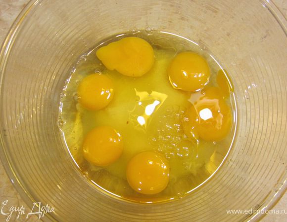 --- Теперь готовим коржи --- Смешиваем сахар с яйцами в большой миске.