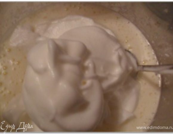 Белки взбить с остальным сахаром, солью и 2 ст.л. очень холодной воды до густой пены. Выложить на желтковую массу.
