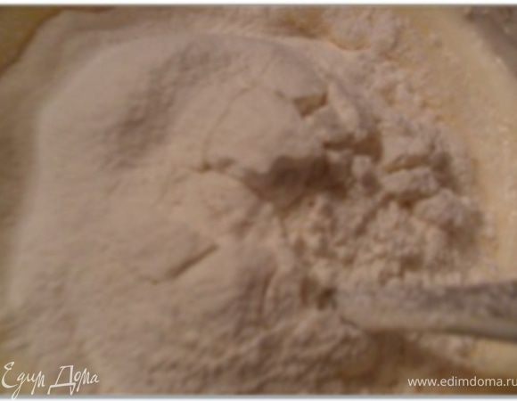 Пудинг, разрыхлитель, муку смешать и просеять в полученную массу. Затем осторожно перемешать.
