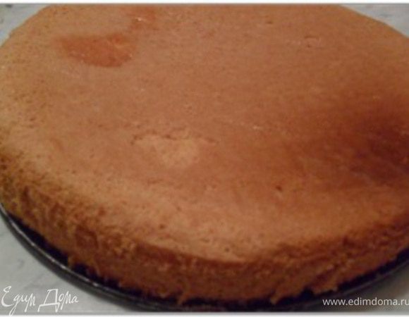 Тесто выложить в форму диаметром 26 см, выстланную пергаментной бумагой. Выпекать в предварительно разогретой до 175-180 градусов духовке около 30-40 минут.
