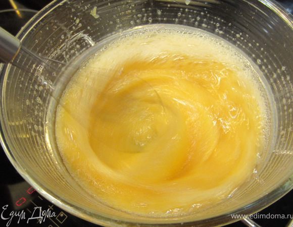Далее процедура будет довольно долгой и нудной, поэтому рекомендую воспользоваться электрическим венчиком. Поставьте на огонь кастрюлю с водой. Диаметр кастрюли должен быть меньше, чем дно у миски с яйцами. Доводим воду до кипения и интенсивно взбиваем яичную смесь. Минут через 5-10, когда яйца превратятся в светлую кремообразную смесь, снимите кастрюлю с огня.