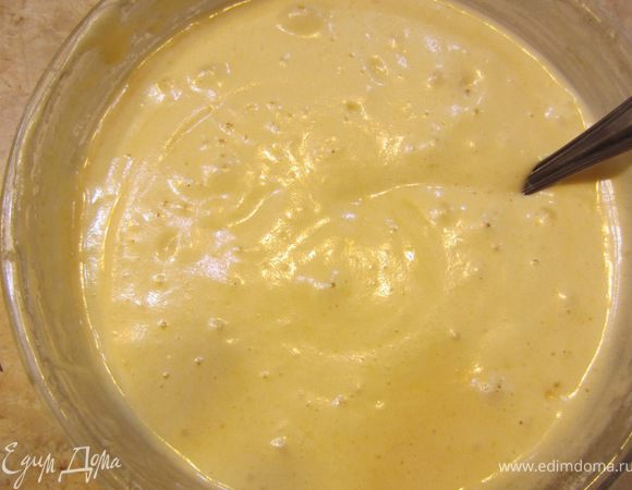 Растопите масло в отдельной посуде и дайте ему остыть до теплого состояния. Теперь просейте немного муки в смесь яиц и аккуратно вмешайте её. Это надо делать движениями из центра, утопая ложкой и вести к краю, при этом слегка поворачивая миску со смесью. Теперь налейте немного масла и повторите вмешивание. Повторяйте чередование добавления муки и масла и перемешивания.