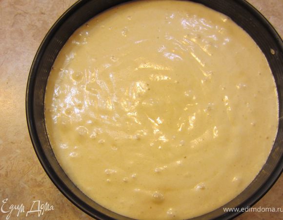 Возьмите разборную форму. Выложите дно пергаментной бумагой. Смажьте сливочным маслом и вылейте тесто в форму. Потрясите слегка форму, чтобы тесто расположилось равномерно.