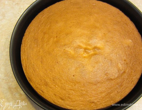 Выпекайте бисквит в предварительно разогретой духовке до 180 градусов в течение 35-40 минут. Как ни странно, у меня корж был уже готов через 30 минут, хотя обычно блюда готовятся в моей духовке несколько дольше рекомендуемого времени.  Признак готовности коржа - он должен отстать от стенок и стать упругим.