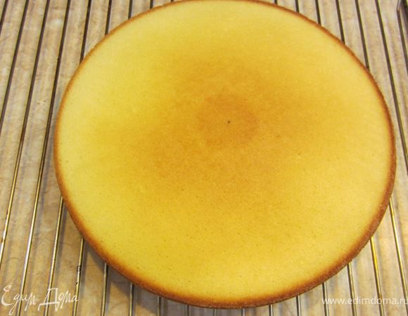 Выложите корж на решетку, перевернув его на нее. Снимите бумагу с коржа и дайте ему остыть на решетке.