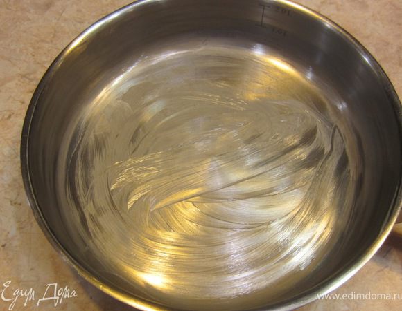 По рецепту предполагается для этого шага использовать сладкое миндальное масло, которое позволило бы легко выползти в конце торту из формы. За неимением оного я использовал довольно нудную процедуру с пищевой пленкой. В качестве формы я использовал стальную сковороду. Итак, смажьте сливочным маслом форму.