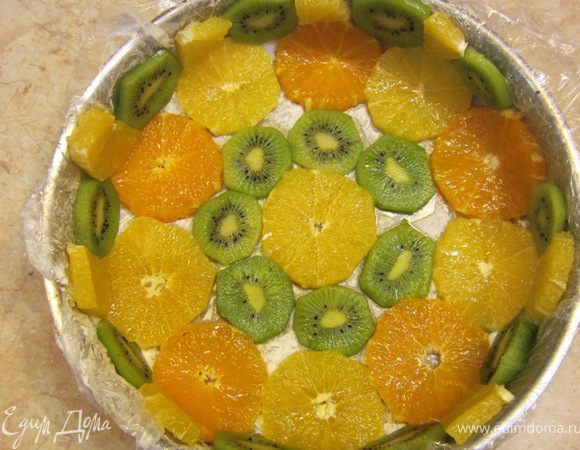 Теперь выложите красиво диски фруктов, чередуя апельсины с киви и диски апельсинов, если они разного цвета. За счет масла они замечательно прилипнут к форме. Я не стал укладывать апельсиновые диски внахлест, но это будет тоже замечательно.