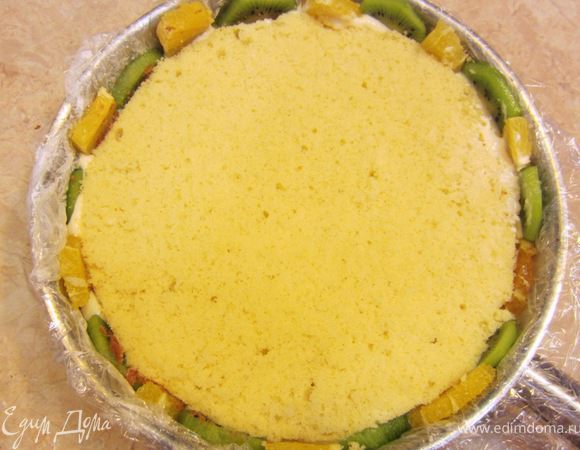 Положите сверху аккуратно один корж.