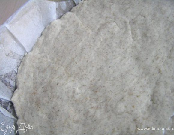 выложить в форму для выпечки хлеба, хорошо смазанную растительным маслом (или застеленную бумагой для выпечки). Сверху тесто смазать растительным маслом, разровнять ложкой, накрыть крышкой (или кухонным полотенцем) и снова поставить в теплое место. 