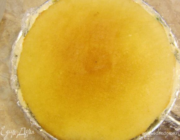 Выложите сверху второй корж. Лучше, если ровная сторона будет наружу, как видно на фотографии. Смажьте этот корж сиропом. Прижмите корж так, чтобы крем слегка выступил по краям.