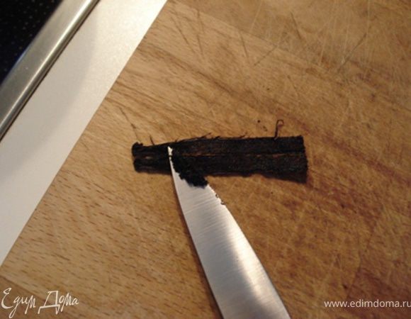 Молоко довести до кипения.Палочку ванили разрезать  вдоль пополам и ножом соскребсти семена из обеих образованных половинок,добавить к молоку.Проварить 5 мин. 


