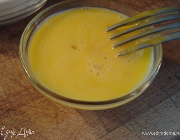 Яйцо и желток смешать вместе.