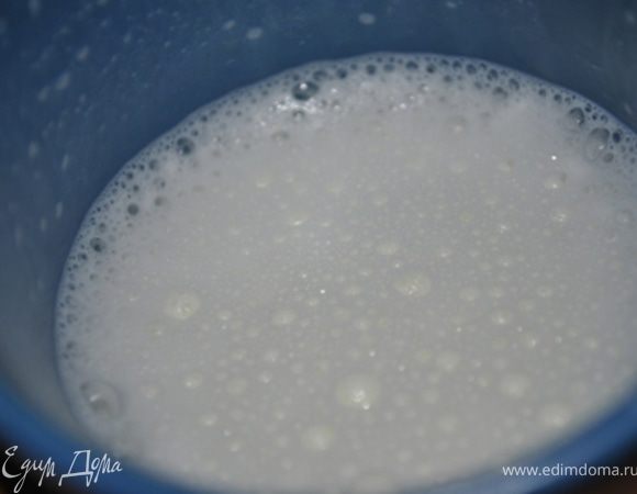 Молоко лучше использовать цельное, деревенское. Если магазинное, то с наименьшим сроком годности. Но и стерилизованное взбивается. Нагреть молоко до 50-60 градусов. Я обычно ставлю в микро на 30 сек. Пробуйте молоко кончиком пальца - если горячее, значит оптимальная температура для взбивания.
Теперь берем погружной блендер и движениями вверх-вниз взбиваем молоко в пену. Взбивать минуты полторы-две. Деревенское молоко взбивается меньше, чем за минуту.