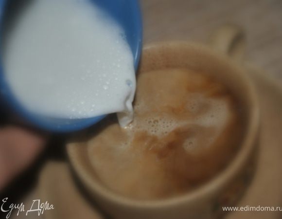 Теперь аккуратно выливайте молоко в кофе, сначала вольется не взбитая часть.