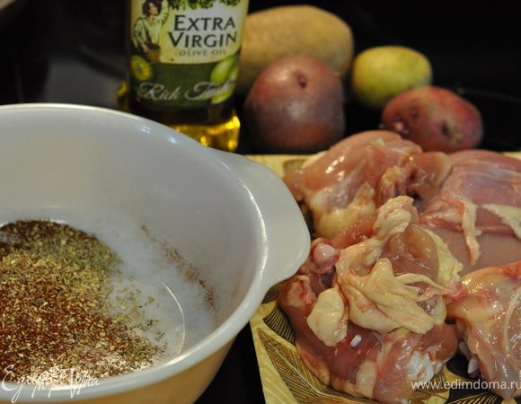 Смешать олив.масло и все перечисленные специи,соль в большой миске.Куриные бедрышки и картофель перемешать в специях и выложить в блюдо для запекания.