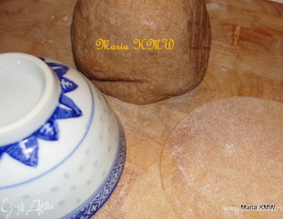 Муку смешать с яйцом, кислыми сливками, сливочным маслом и солью. Замесить тесто, завернуть в пищевую пленку и убрать в холодильник, лучше всего на ночь.