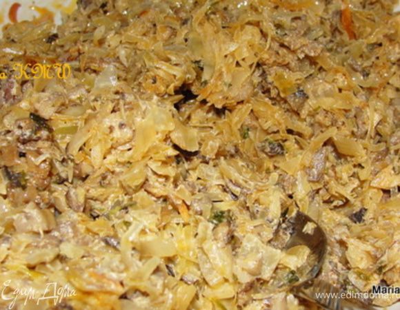 Готовим нашу начинку #1.
Мелко рубим очищенный лук и капусту. Шампиньоны мелко режем или пропускаем через мясорубку. На сливочном масле обжариваем лук, добавляем капусту и грибы. Солим, приправляем. Даем выпарится водичке и заливаем кислыми сливками. В конце добавляем рубленную петрушку. Перемешиваем.