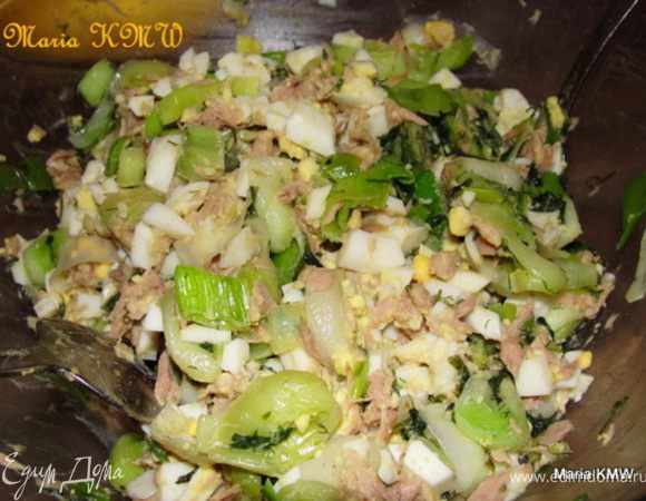 Для начинки #2, обжариваем на сливочном или растительном масле лук порей, смешиваем с рубленными отварными яйцами, тунцом и укропом. Солим, перчим. Готово.