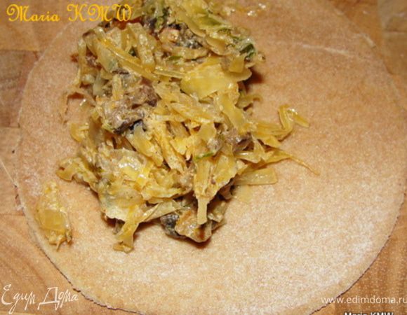 Тесто тонко раскатываем, оно податливое, получается все очень хорошо. Вырезаем с помощью стакана или чашки формочки. И начиняем их.