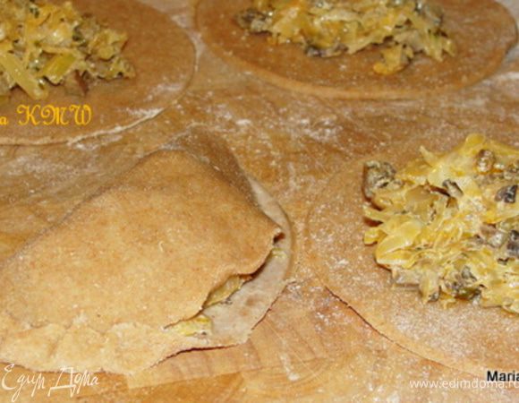 Аккуратно смачиваем края водичкой, соединяем и красиво лепим края. 