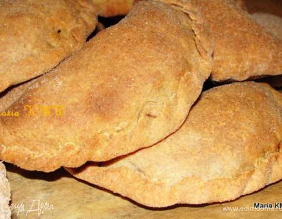 Выпекаем наши пирожки в разогретой до 220 градусов духовке 15 минут. 