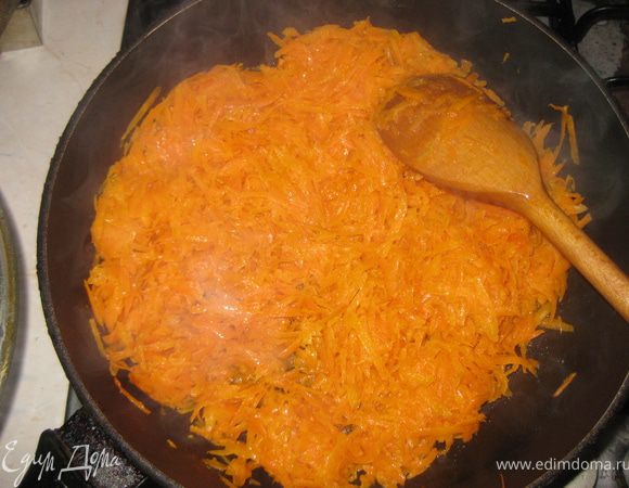 Чистим морковь и натираем на терке с большими отверстиями. Разогреваем растительное масло и тушим морковь 15 минут, до мягкости.