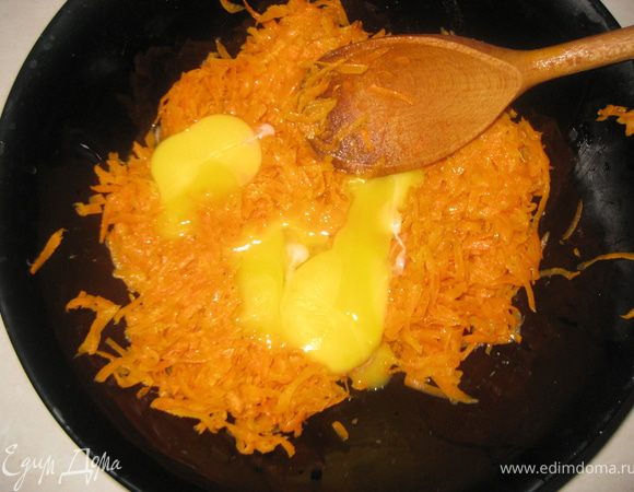 Морковь выкладываем в другую посуду, полностью остужаем. В яйцах отделяем белки от желтков. Добавляем желтки к моркови и хорошо вымешиваем.