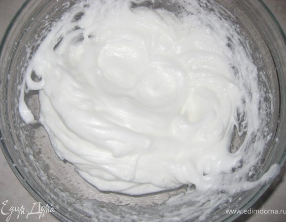 Белки взбиваем в пену.