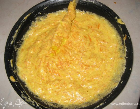 Белки добавляем к морковной массе, очень осторожно, снизу-вверх вымешиваем. Добавляем муку,соль. перец, мешаем.