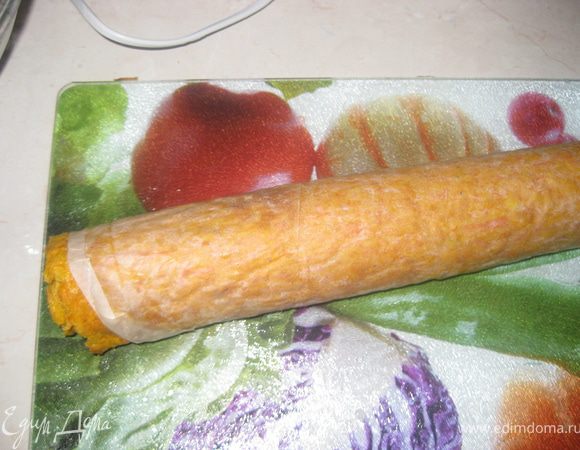 Остудить морковное тесто, Холодным свернуть рулетом.