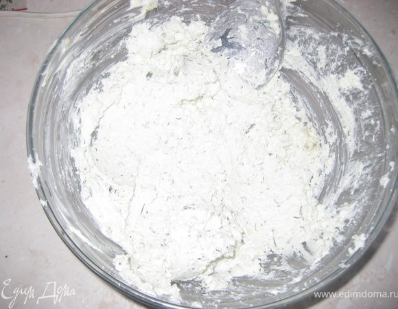 Приготовить начинку: творог взбить в блендере, добавить укроп, соль, перец, 1-2 зубка чеснока, майонез или натуральный йогурт, еще раз взбить в кремовую массу.