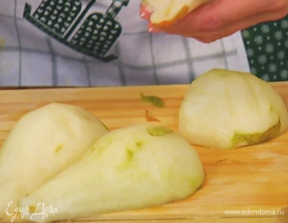 Груши очистить от кожуры, разрезать вдоль пополам и удалить сердцевину. 