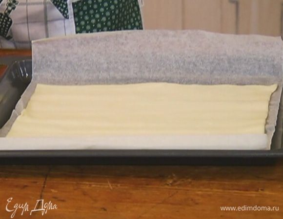 Противень застелить бумагой для выпечки, выложить тесто и разрезать его на 4 квадрата. 