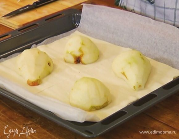 На каждый квадрат поместить половинку груши срезом вниз. 