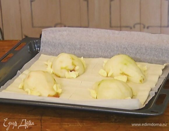 Сливочное масло нарезать небольшими кусочками и разложить около груш.