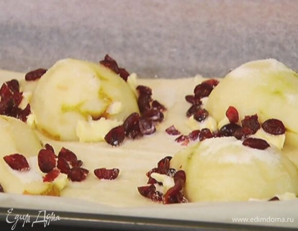 Посыпать груши сахаром и клюквой.