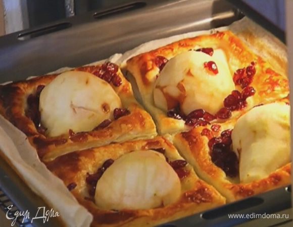 Смазать края квадратов молоком и отправить противень в разогретую духовку на 15–20 минут.