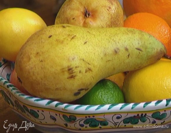 Вырезать сердцевину у груши.