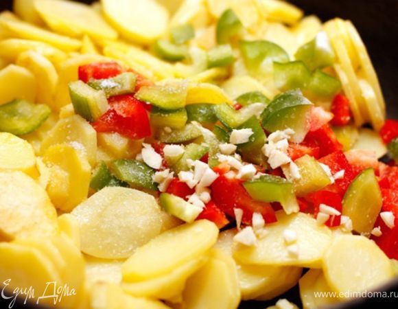 Добавьте в сковороду перец, измельченный чеснок, посолите и поперчите.