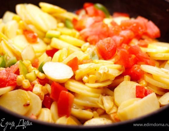 Еще через 5 минут добавьте нарезанные кубиками помидоры и кукурузу.