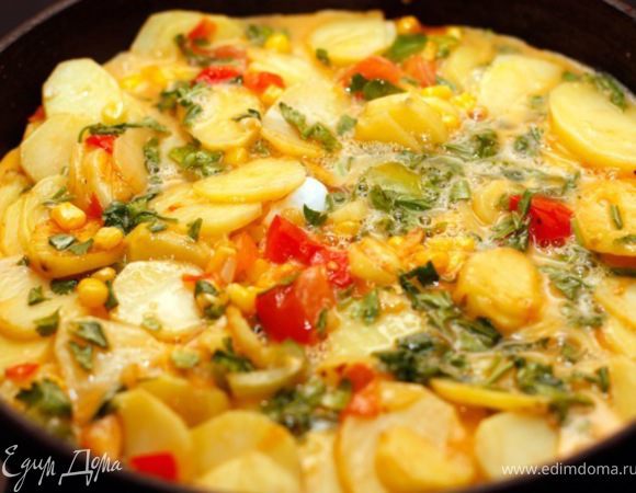 Когда картошка станет мягкой, влейте яйца в сковороду. Далее поставить в горячуу духовку (200 градусов) на пару минут или обжарить на плите на слабом огне.