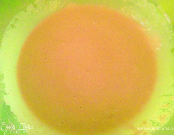 Просеять в миску 3 столовых ложки муки, смешать с дрожжами, влить теплое молоко, размешать, пока опару отставить в сторону.