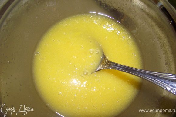 Растопить масло, перелить в миску, добавить сахар, соль, растительное масло и яйцо, все хорошо перемешать.