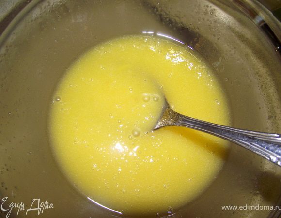 Растопить масло, перелить в миску, добавить сахар, соль, растительное масло и яйцо, все хорошо перемешать.