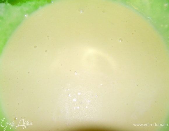 Перелить смесь в опару.