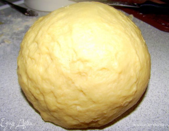 Постепенно добавить остальную просеянную муку, замесить не тугое, а мягкое тесто, накрыть, убрать в тепло на 30-40 минут.