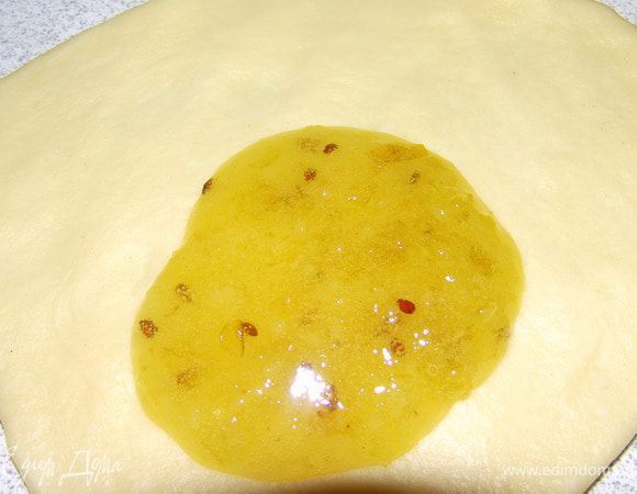 Раскатать круг, посередине выложить джем.